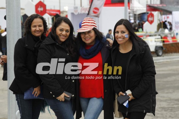 Hondureños pintan de azul y blanco las afueras del estadio Avaya