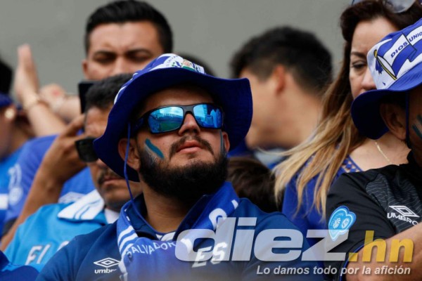 ¡Una fiesta! Lindo ambiente y bellas chicas para el Honduras-El Salvador por la Copa Oro