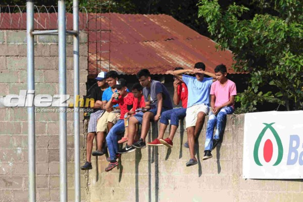 Legionarios invitados para el San Juan-Pinares y aficionado lo ve desde una hamaca