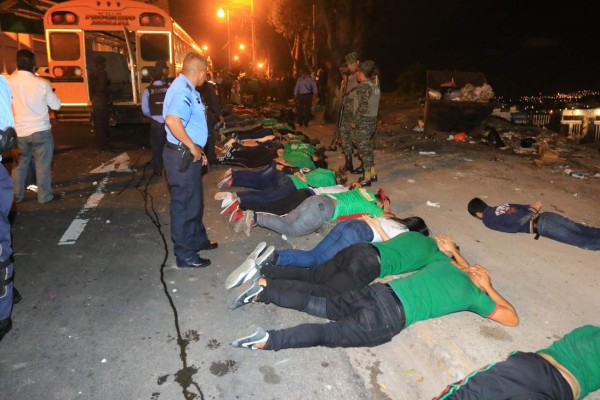 FOTOS: Barras del Olimpia y Marathón cruzan disparos en pleito