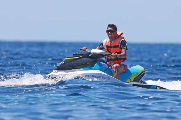 Firmino se relaja en lujoso yate junto a su esposa Larissa previo a la final de Champions