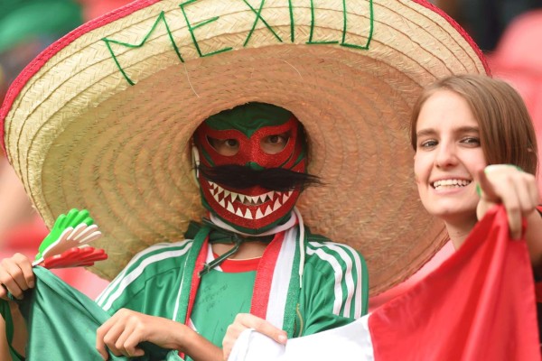 Aficionados mexicanos ponen color y fiesta en las gradas.