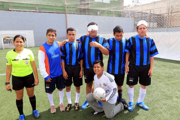 FOTO: Así se preparan los no videntes hondureños para el Centroamericano de fútbol sala