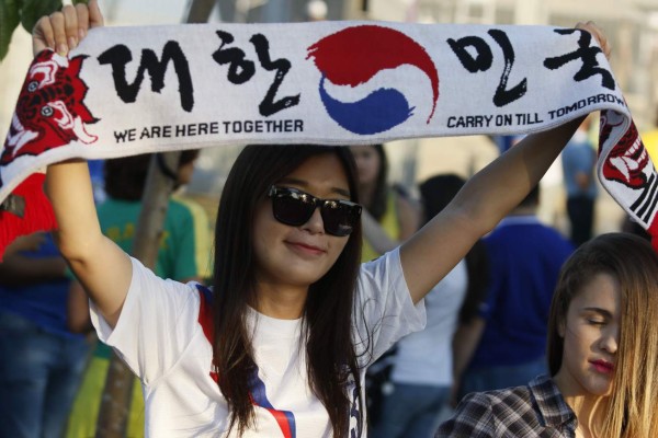 Bellas 'garotas' engalanan el Mineirao para juego Honduras-Corea