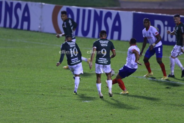 El descontrol de los futbolistas en el Olímpico, delicado momento de Menjívar y el chistoso 'banco' que utilizó Diego Vázquez