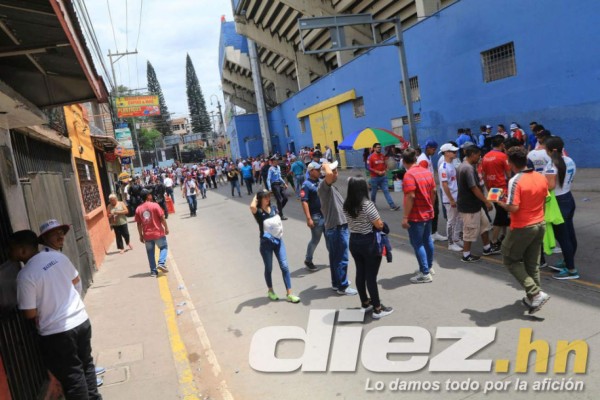 Bonito ambiente en el estadio Nacional para la final Olimpia-Motagua