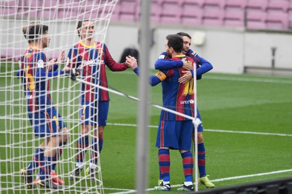 Fotos: Messi frustrado, Choco Lozano festejando con jugadores del Cádiz y tapada de Ledesma