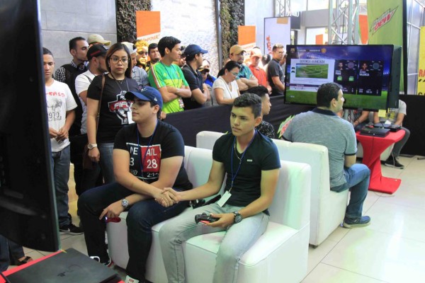 ¡AMBIENTAZO! Así se está viviendo el arranque del 'Rey del FIFÓN' organizado por DIEZ