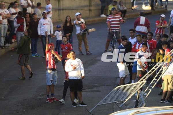 Fotos: El desorden que se dio en las afueras del estadio Nacional por el cierre de los portones
