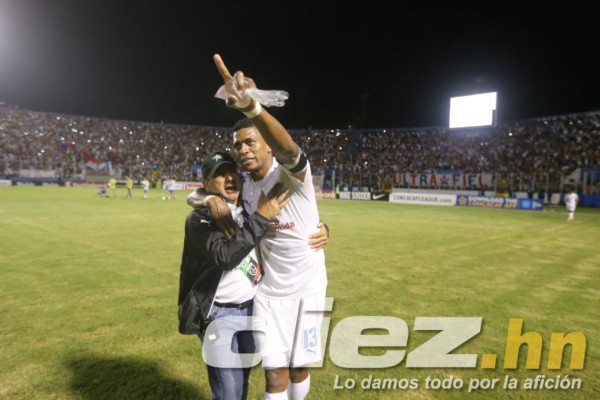 NO VISTE EN TV: El festejo del Olimpia y la bengala en el césped&nbsp;&nbsp;