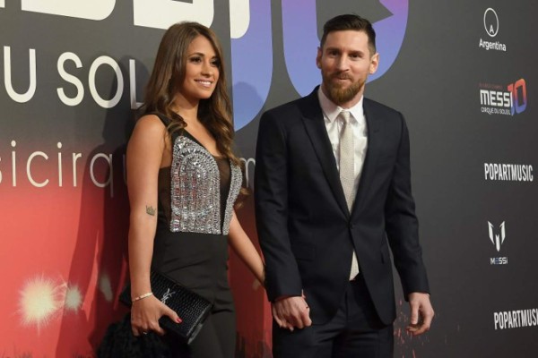 Fotos: Antonella Roccuzzo levanta suspiros en la gran noche de Messi