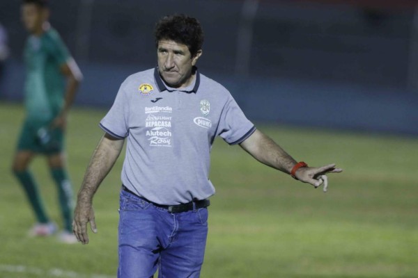 ¡Ahora suma una con Troglio! Las grandes polémicas de Héctor Vargas en Liga Nacional de Honduras