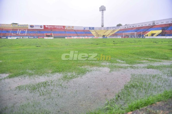 ¡INUNDADO! El estadio ceibeño se ha convertido en un verdadero pantano