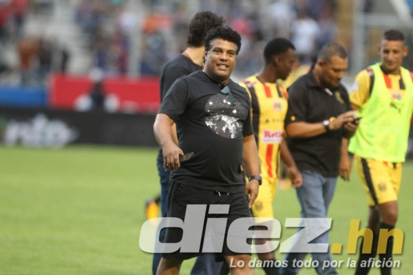 CURIOSAS: Los zapatos de Ronaldinho y su gesto con aficionado que ingresó al campo