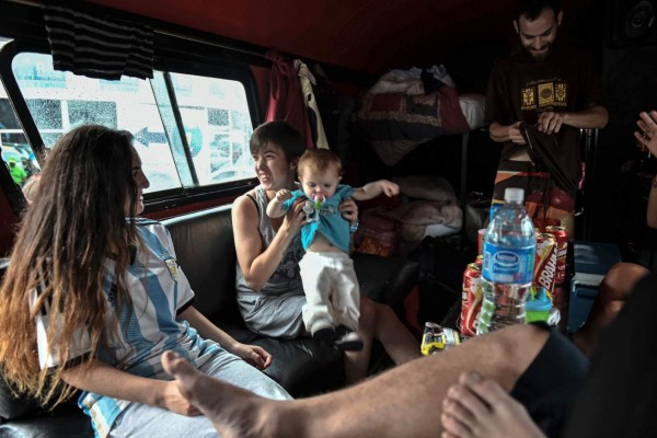 ARGENTINOS INVADEN RÍO DE JANEIRO Y ESPERAN LA FINAL DEL MUNDIAL