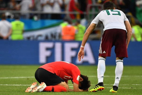 NO SE VIO EN TV: La impactante foto de presidente de Corea con capitán de su selección