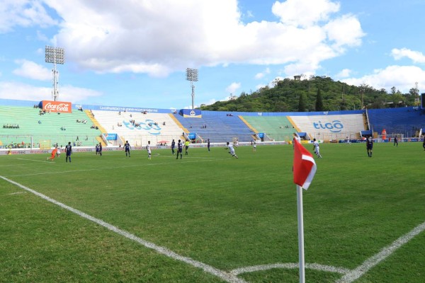 FOTOS: Guerra entre barra del Olimpia y Motagua en el estadio Nacional