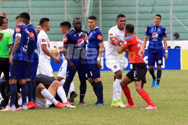 NO VISTE EN TV: El aficionado de lujo en el Nacional y Donis Escober estalló en ira