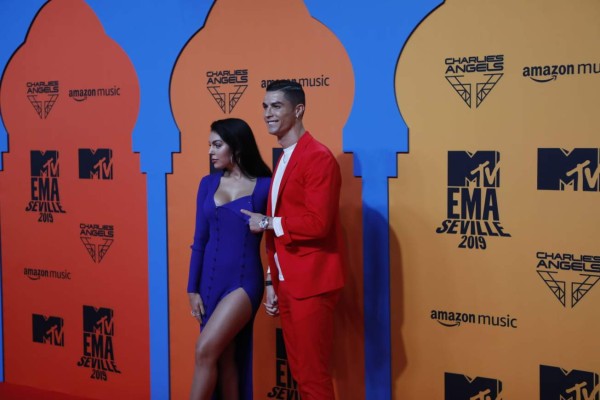 Cristiano Ronaldo y Georgina Rodríguez deslumbran en la alfombra roja de los premios MTV