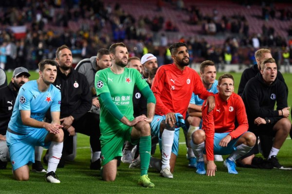 No viste en TV: La impotencia de Messi y Vidal se derrumba tras empatar contra Slavia Praga