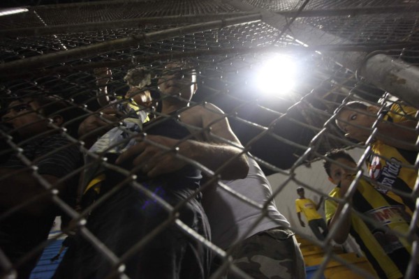 Zafarrancho entre barra del Real España y policía en el Morazán