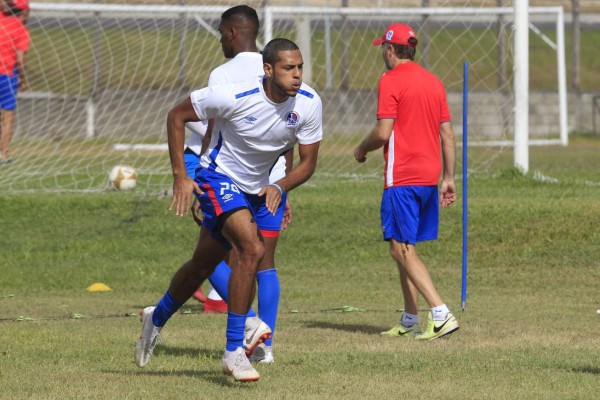 Mercado: Olimpia puede oficializar dos fichajes más y Roger Rojas define dónde jugará