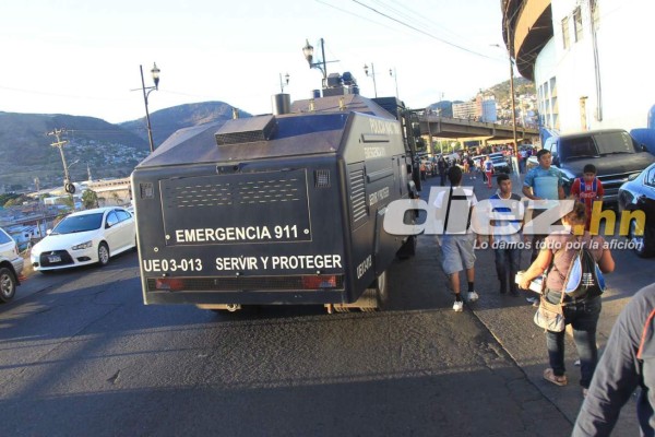 Fotos: El desorden que se dio en las afueras del estadio Nacional por el cierre de los portones