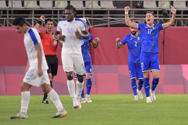 Los cambios de Falero y el autogol: Las mejores imágenes del Honduras-Rumania en Tokio 2021