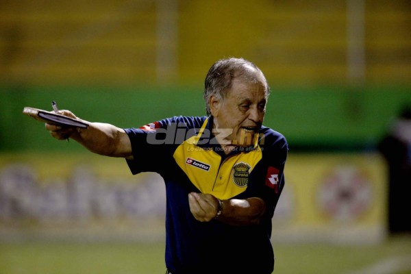 Real España: 19 procesos, 15 técnicos y apenas tres títulos en 10 años