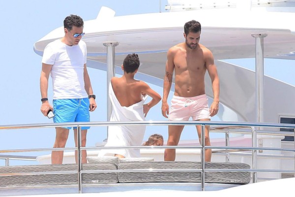 Las vacaciones de Fábregas y su infartante mujer en Ibiza