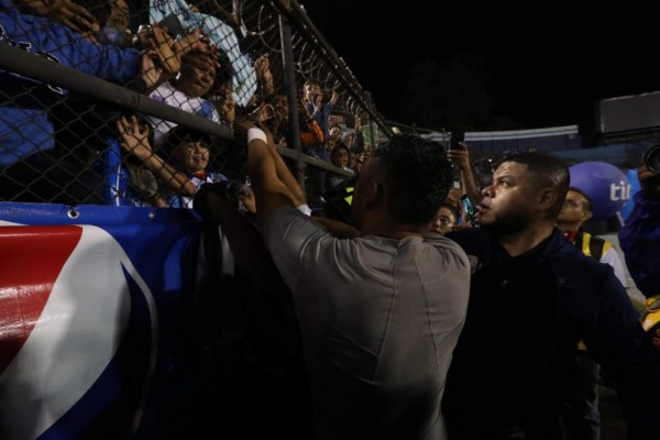 Keylor Navas y su detallazo con niño en Guatemala y con el capitán chapín