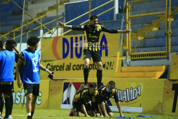 El gesto de Troglio al ver a Eddie expulsado, la extraña celebración de Rocca y el 'tierno' abrazo de Machuca a Cáceres
