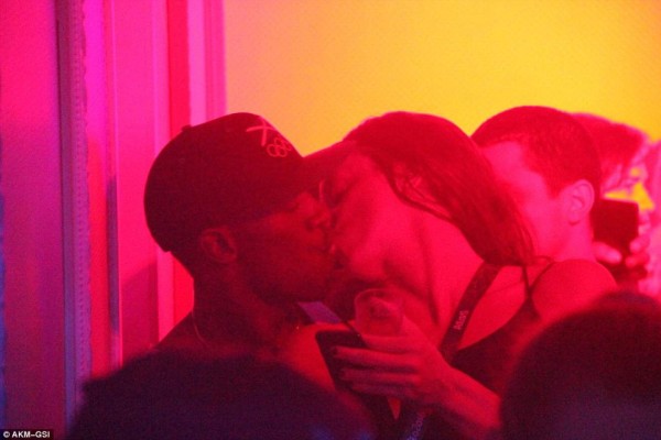 Escandalosas fotos de la fiesta de Usain Bolt ¡con una tercera mujer!