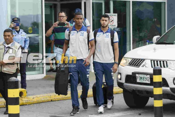 Jugadores de la Selección de Honduras llegan alegres en su regreso de Martinica