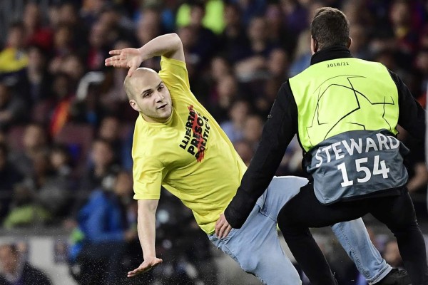 NO SE VIO EN TV: La pelea de Messi, el aficionado infiltrado y el raro gesto de Piqué