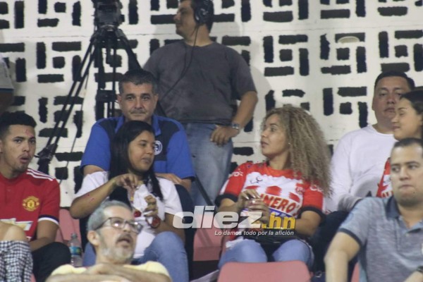 Las preciosas aficionadas del Vida y así fue captado Diego en la derrota del Motagua