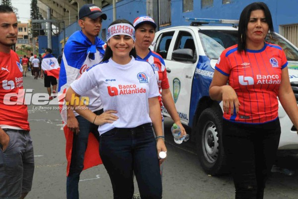 Modelos, aficionadas y esposas de jugadores, entre las chicas de la final Olimpia-Motagua