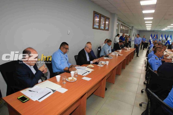 FOTOS: Así fue la reunión entre Fenafuth, Liga Nacional, policía y presidente por el tema de violencia