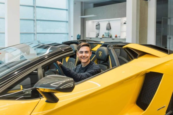 Dybala responde a Cristiano Ronaldo comprándose un espectacular Lamborghini Aventador