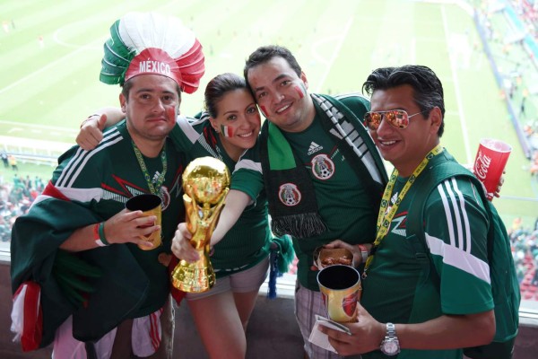 Aficionados mexicanos ponen color y fiesta en las gradas.