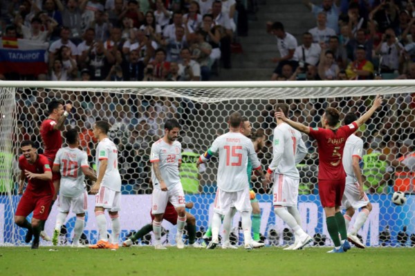 NO VISTE EN TV: La cara de Cristiano Ronaldo antes del tiro libre y lo que hizo De Gea tras el juego