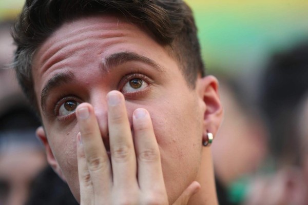 DOLOR: El llanto y sufrimiento de aficionados brasileños tras eliminación de Rusia 2018