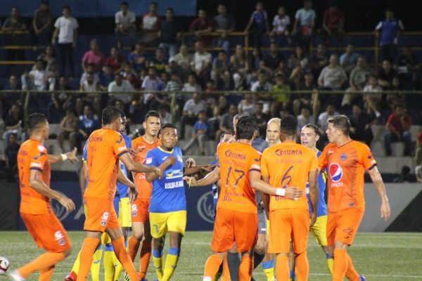 NO VISTE EN TV: Fiesta Azul en las gradas, bronca y celebraciones en Nicaragua