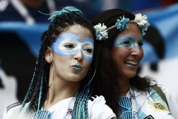 ¡HERMOSAS! Las bellas chicas en el juego entre Francia y Argentina en Rusia 2018