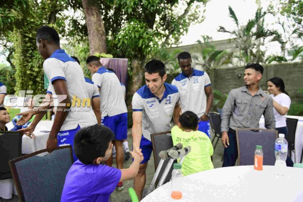 ¡Bonita actividad! Jugadores de la Selección de Honduras dan alegría a niños