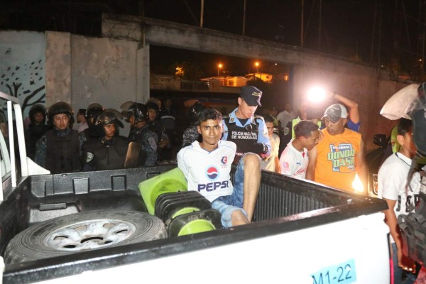 ¡BRUTAL! Las barras de Olimpia y Motagua protagonizan pelea campal