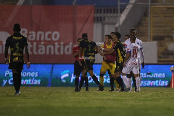 El fuerte calentón entre Rocca y Bengtson, la emotiva pancarta de Agámez y los golpes en El Progreso