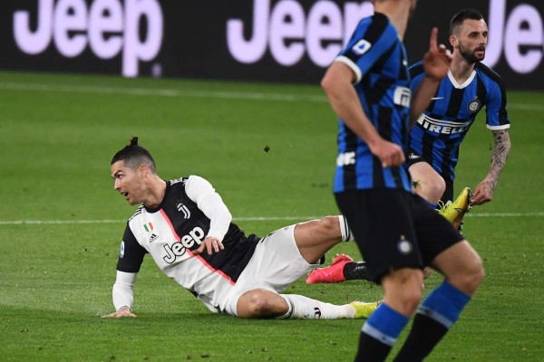 Sin público y sin darse la mano: Así se vivió el Juventus-Inter en Italia por el Coronavirus