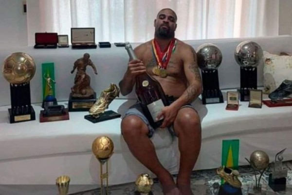 Así es la nueva vida de Adriano: vende su mansión por una millonada y se muda a un hotel; solo se llevó sus trofeos
