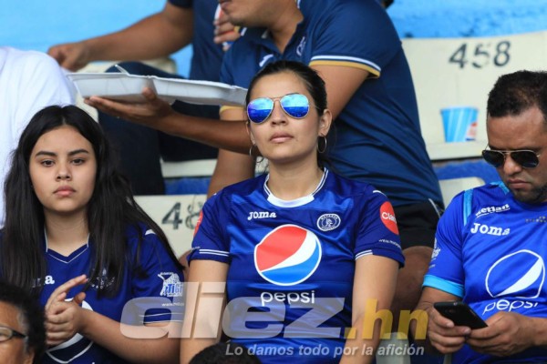 ¡Mamacitas! Las chicas más lindas que llegaron al estadio Nacional